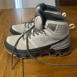 On cloud women’s high top sneakers gray sz 8.5 like new org $240.
